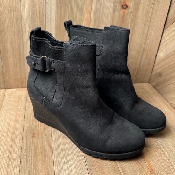 UGG Black Leather Indra Wedge‎ Ankle Booties Shearling Lining Rubber Sole sz 5.5 - Picture 1 of 10